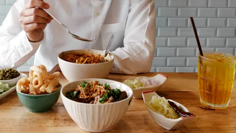 Cea mai frecventă greșeală de alimentație a românilor: 3 feluri de mâncare la o masă