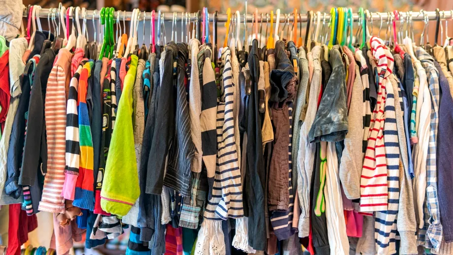 Cum să economisești spațiu în dulap. Metoda care reduce la jumătate volumul hainelor de iarnă