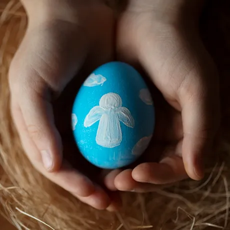 Ajutoare de Paşte pentru românii cu venituri mici! Autorităţile împart pachetele cu ajutorul Bisericii