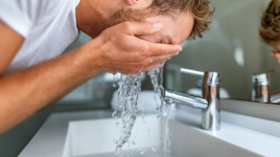 Obiceiul simplu pe care îl ai la baie și care poate reduce riscul de AVC cu 44%, conform unui studiu