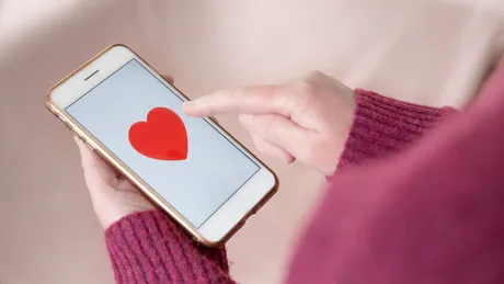 „Love bombing” sau cum transformă limbajul online relațiile?