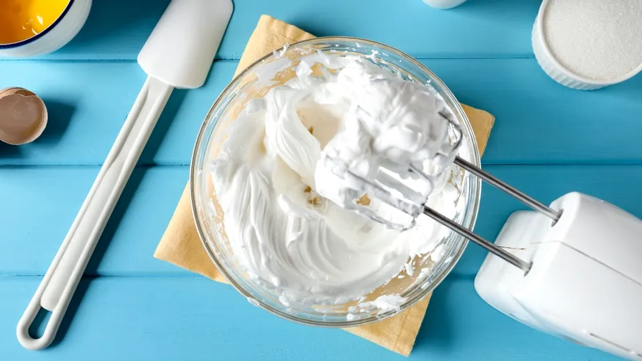 Secretul cofetarilor pentru frișca perfectă făcută în casă! Rețeta rapidă prin care nu se taie