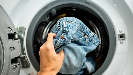 Trucul ingenios care împiedică decolorarea blugilor la spălare