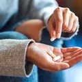 Atenție la ce mănânci când iei pastile! Alimentele „banale” care îți pot sabota tratamentul