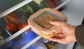 De ce se formează apă în caserolele cu mâncare din frigider. Este sau nu semn că alimentele s-au stricat?