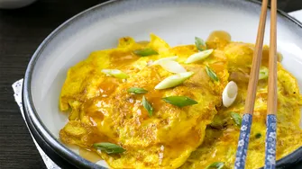 Cum fac chinezii omletă. Ingredientul secret care o face pufoasă și crocantă