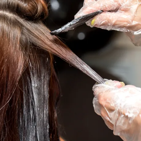 De ce să nu-ți vopsești părul înainte să pleci în vacanță. Greșeala care îți strică podoaba capilară