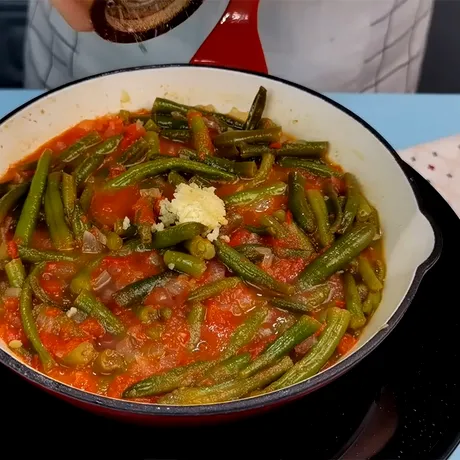 Condimentul care nu trebuie pus niciodată când gătești mâncare de fasole verde păstăi cu carne