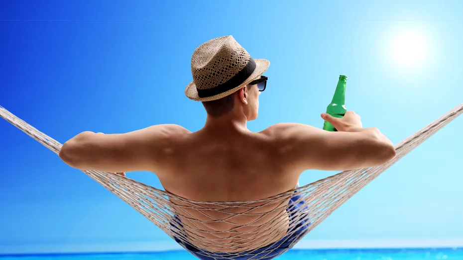 Sfatul medicilor pentru sezonul estival. Ce se întâmplă în organismul tău când consumi alcool pe plajă