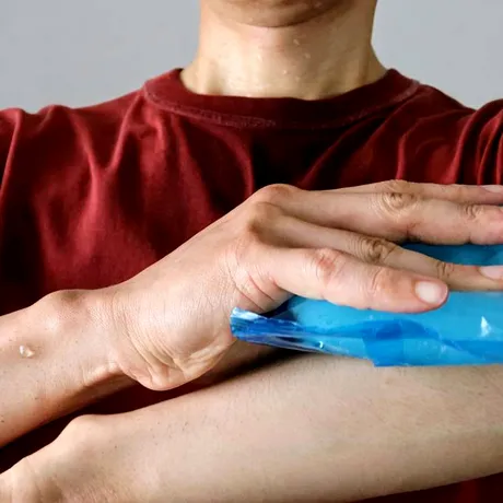 Gheață sau compresă caldă pentru durere? Un medic explică diferența și când trebuie folosită fiecare