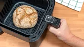 Cum să faci pâine la air fryer cu doar două ingrediente. Fără frământare, fără dospire