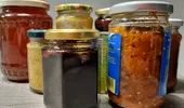 Bacteria fatală din cămară – cum îți dai seama că borcanele cu dulceață sau zacuscă sunt contaminate
