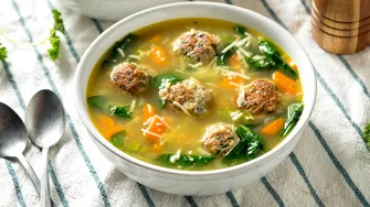 Când se adaugă fideaua în ciorbă. Greșeala pe care multe gospodine o fac atunci când gătesc