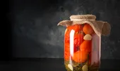 Zeama de la murături este tulbure? Nu te grăbi să arunci borcanul. Ce înseamnă, de fapt, și când trebuie să te îngrijorezi