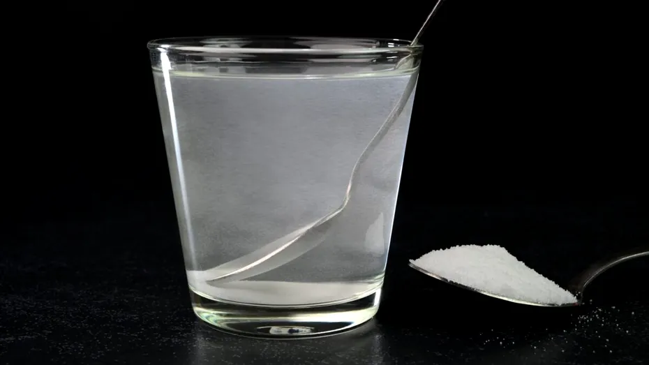Testul paharului cu apă și sare. Cum poți să verifici „energia casei”