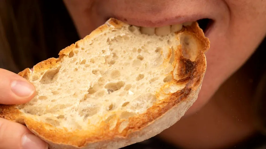 Te dor dinții când muști din pâine? Afecțiuni care pot sta în spatele acestui simptom