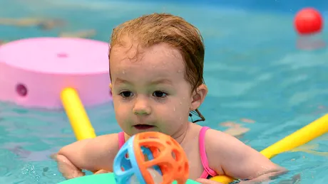 Educaţia acvatică permite dezvoltarea normală a prematurilor sau a copiilor cu risc neuromotor