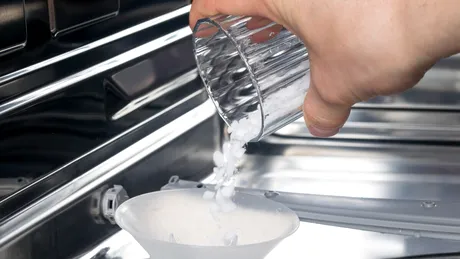 La cât timp se pune sare în mașina de spălat vase? Cum se adaugă corect și de ce e importantă