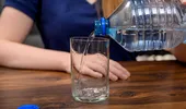 Apă minerală vs. apă plată pe caniculă. Există diferențe reale în hidratare și pe care ar trebui să o alegi în zilele foarte călduroase?