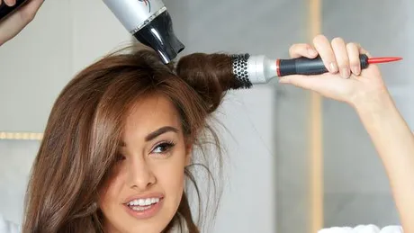 10 greşeli pe care le faci când îţi usuci părul cu foehnul