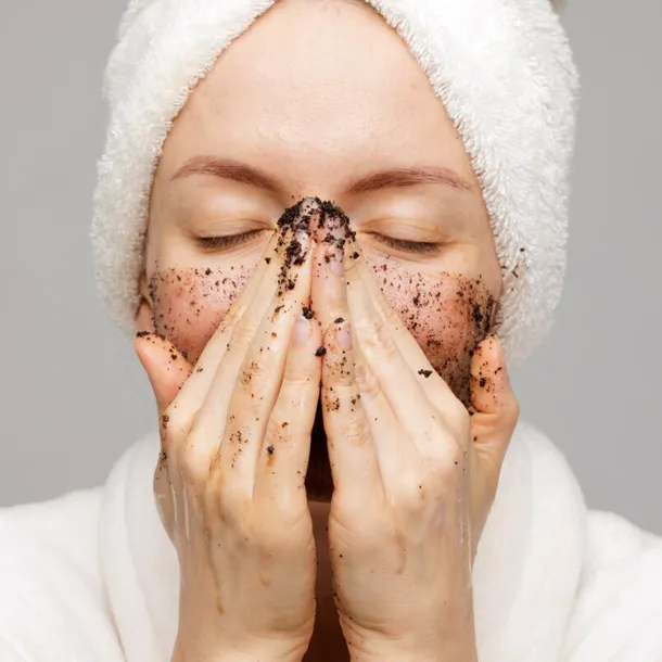 Nu mai cheltui bani pe zeci de produse de skincare. Cum să ai o rutină eficientă și mai ieftină