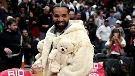 Drake, cea mai adorabilă apariție de până acum, la un meci de baschet. A purtat o haină cu ursuleți