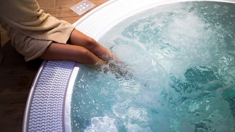 ATENȚIE la jacuzzi, piscină și dușuri! Poți lua o boală infecțioasă MORTALĂ! Despre ce este vorba