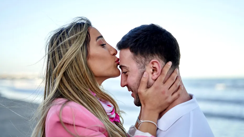 Ce face „Love Bombing” cu creierul și corpul tău