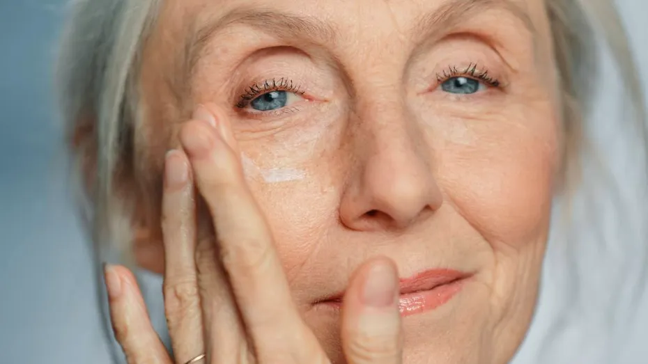 Rutina de îngrijire a pielii care poate „șterge” până la 10 ani de pe chip, fără bisturiu. Secretul unui chirurg estetician