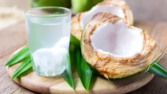 De ce să nu bei apa de cocos niciodată direct din fruct! Avertismentul medicilor: poate fi letală