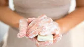 Săpunul din comerț - ce ingrediente toxice conține și cum îți afectează pielea?
