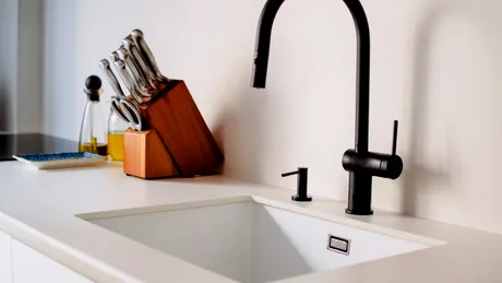 Cea mai bună soluție naturală pentru curățarea bateriilor negre. Așa NU le deteriorezi