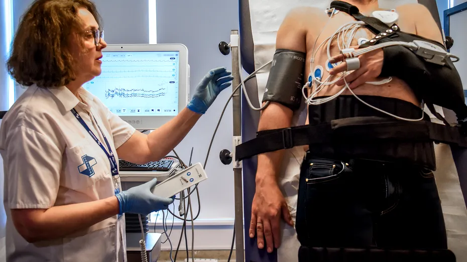 Te confrunți cu durere în piept, palpitații sau leșin? Iată de ce trebuie să mergi la medic
