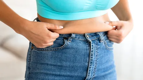 Alimentele care favorizează depunerea grăsimii abdominale. Ce să eviți și cu ce să înlocuiești dacă vrei abdomen plat