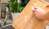 Nu este suficient să speli tocătorul ca pe orice alt vas. Pasul pe care mulți îl ignoră poate favoriza bacteriile