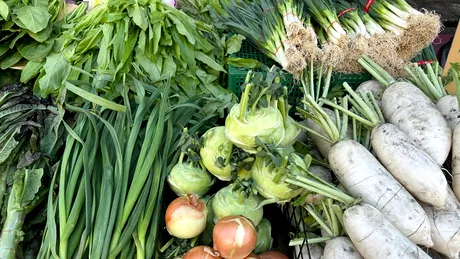 Costă puțin și face minuni pentru stomac! Leguma pe care trebuie să o ai neapărat în frigider
