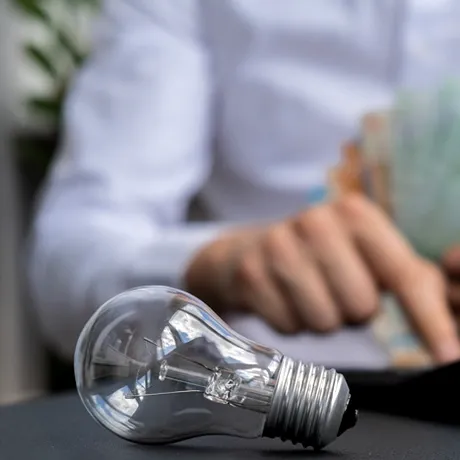 Vouchere la energie electrică în 2025. Cine va putea depune cererea și care sunt condițiile