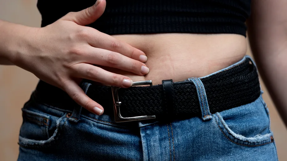 Ai remarcat o umflătură la nivelul abdomenului? Iată ce poate fi