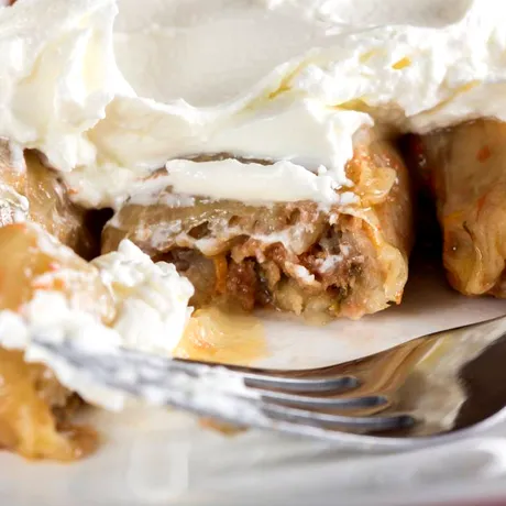 Cât rezistă sarmalele în frigider. În ce recipient trebuie să le ții ca să nu se strice