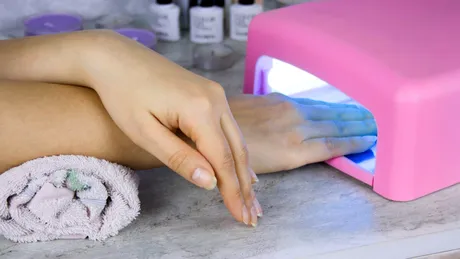 Lămpile UV folosite pentru manichiură, responsabile pentru cancerul de piele