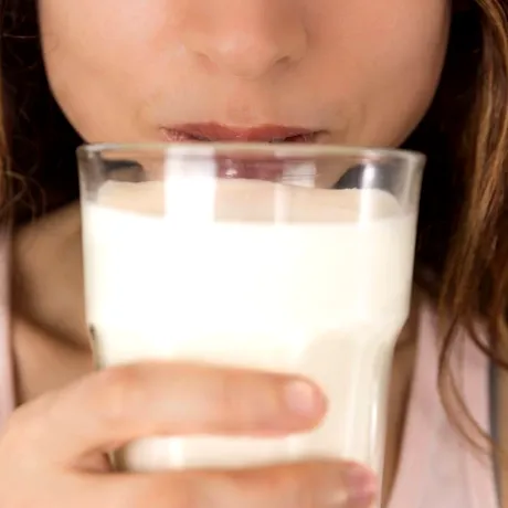 Un pahar cu lapte după efortul fizic te ferește de osteoporoză la bătrânețe. Dar ce lapte trebuie să bei: de vacă sau de soia?