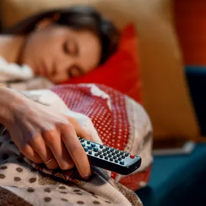 De ce nu ar trebui niciodată să dormim cu televizorul pornit? Un obicei aparent inofensiv, care ne afectează grav sănătatea