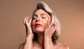 După 50 de ani, pielea are alte nevoi. Protocolul recomandat de dermatologi pentru fermitate, hidratare și regenerare