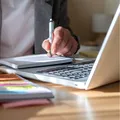 Aproape jumătate dintre elevii români folosesc inteligența artificială. Unul din trei apelează la AI pentru rezolvarea completă a temelor