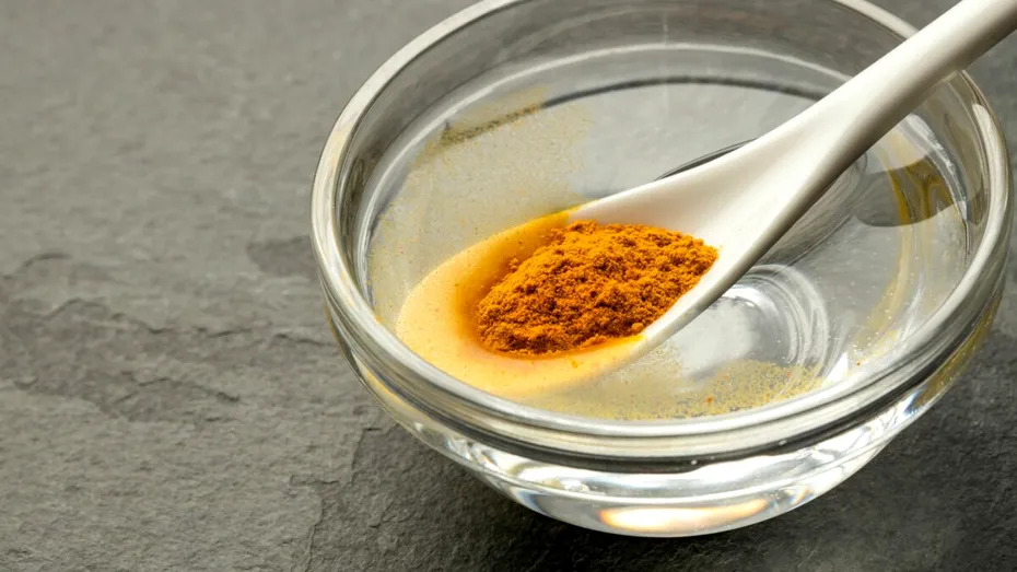 Începe-ți ziua cu apă caldă și turmeric și vezi ce beneficii îți aduce