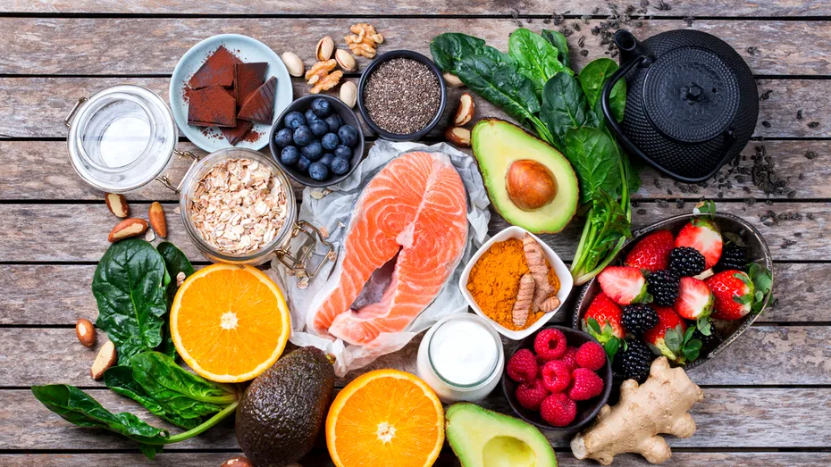 Alimente care îți calmează mintea: ce să mănânci ca să reduci stresul și anxietatea