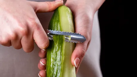 Greșeala pe care să nu o mai faci când prepari salată. Din cauza asta te balonezi și ai arsuri după ce mănânci