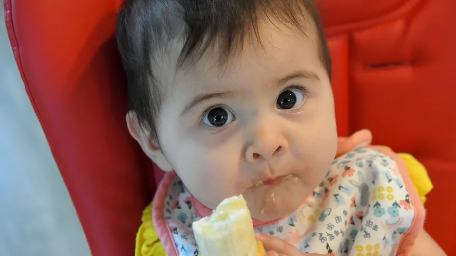 Ce se întâmplă cu organismul tău dacă mănânci o banană chiar înainte de culcare. Efectul e uimitor!