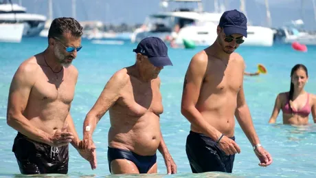 Giorgio Armani, surprins la plajă. Cum își petrece vacanța designerul italian