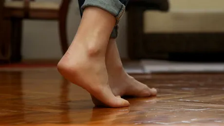 Mersul desculț prin casă, un risc pentru sănătatea picioarelor? Ce spun podiatrii